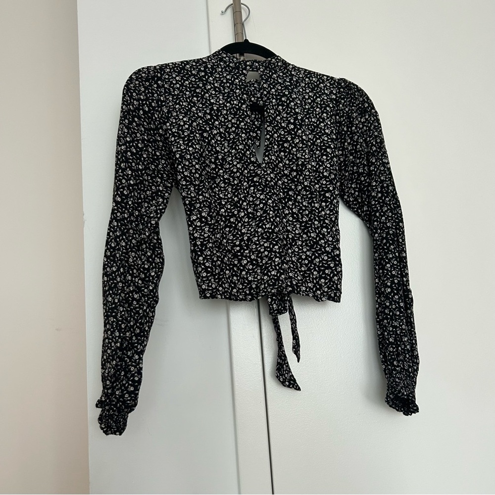 Black/Navy Floral Open-Back Long Sleeve Crop Top
